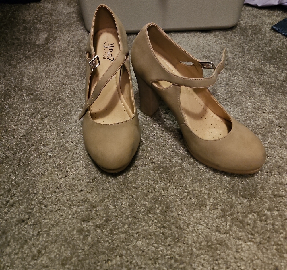 Adams Tan Heels with Rounded Toe and Chunky Heel